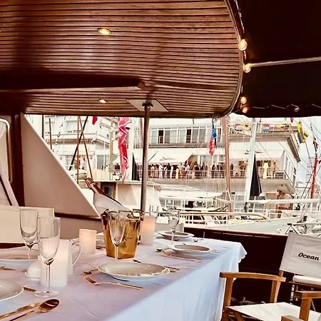 Botel Barco Clasico Yate Ocean Falcon By Albarari Coruna De 1 A 6 Personas En 3 Camarotes En Localizacion Exclusiva A Coruna