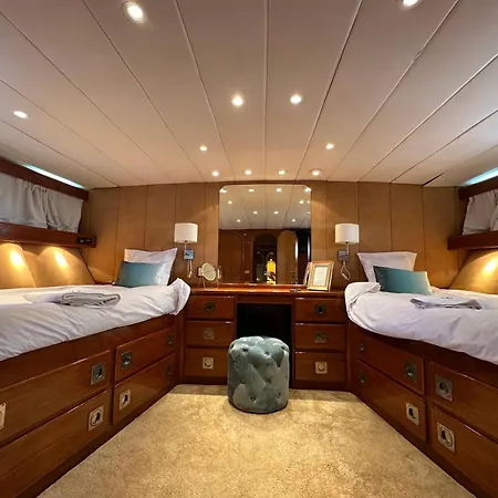 Barco Clasico Yate Ocean Falcon By Albarari Coruna De 1 A 6 Personas En 3 Camarotes En Localizacion Exclusiva