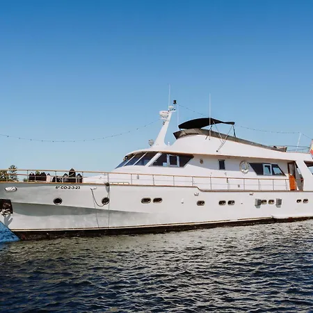 Barco Clasico Yate Ocean Falcon By Albarari Coruna De 1 A 6 Personas En 3 Camarotes En Localizacion Exclusiva A Coruna