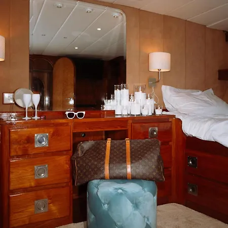 Botel Barco Clasico Yate Ocean Falcon By Albarari Coruna De 1 A 6 Personas En 3 Camarotes En Localizacion Exclusiva *