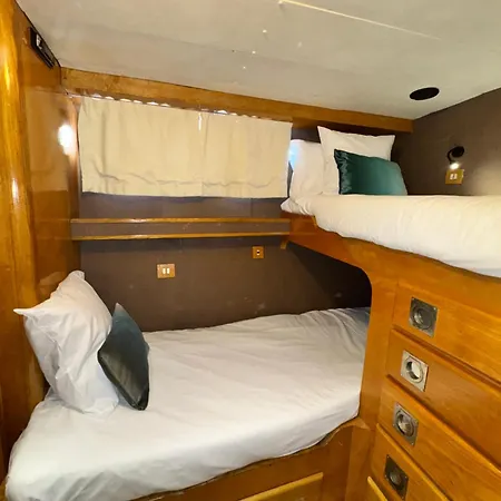 Botel Barco Clasico Yate Ocean Falcon By Albarari Coruna De 1 A 6 Personas En 3 Camarotes En Localizacion Exclusiva A Coruna