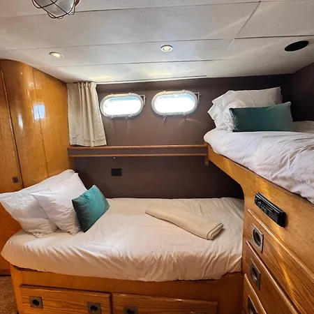 Botel Barco Clasico Yate Ocean Falcon By Albarari Coruna De 1 A 6 Personas En 3 Camarotes En Localizacion Exclusiva A Coruna