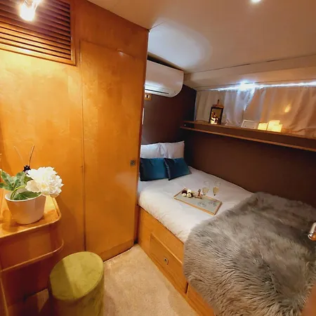Botel Barco Clasico Yate Ocean Falcon By Albarari Coruna De 1 A 6 Personas En 3 Camarotes En Localizacion Exclusiva A Coruna