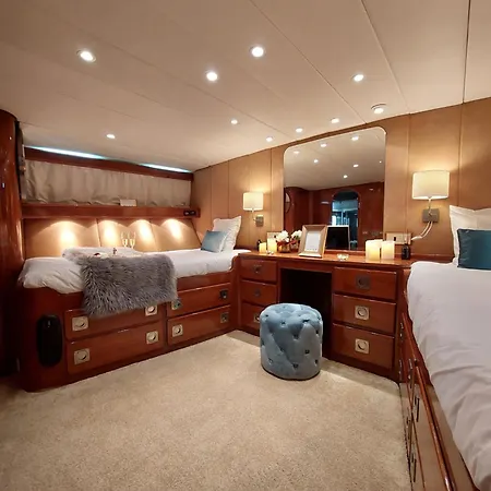 Barco Clasico Yate Ocean Falcon By Albarari Coruna De 1 A 6 Personas En 3 Camarotes En Localizacion Exclusiva A Coruna